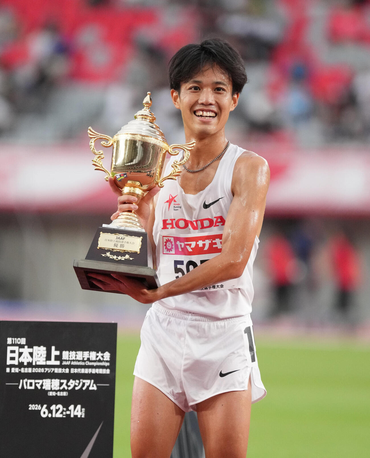 第110回日本陸上競技選手権大会　男子5000メートル決勝　優勝しトロフィーを手にする森凪也（撮影・森本幸一）