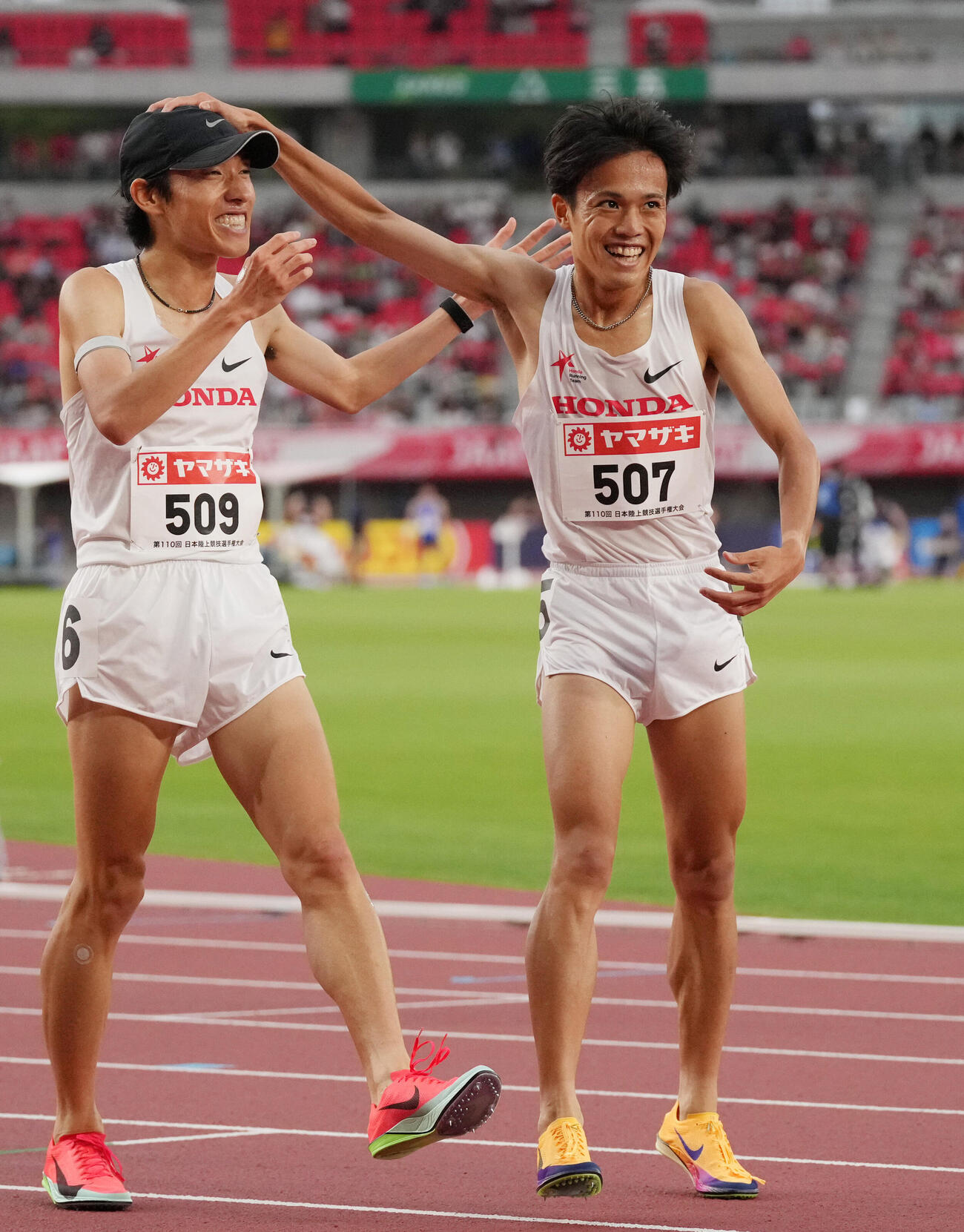 第110回日本陸上競技選手権大会　男子5000メートル決勝　1着でゴールした森凪也（右）は2着の中野翔太と喜ぶ（撮影・森本幸一）
