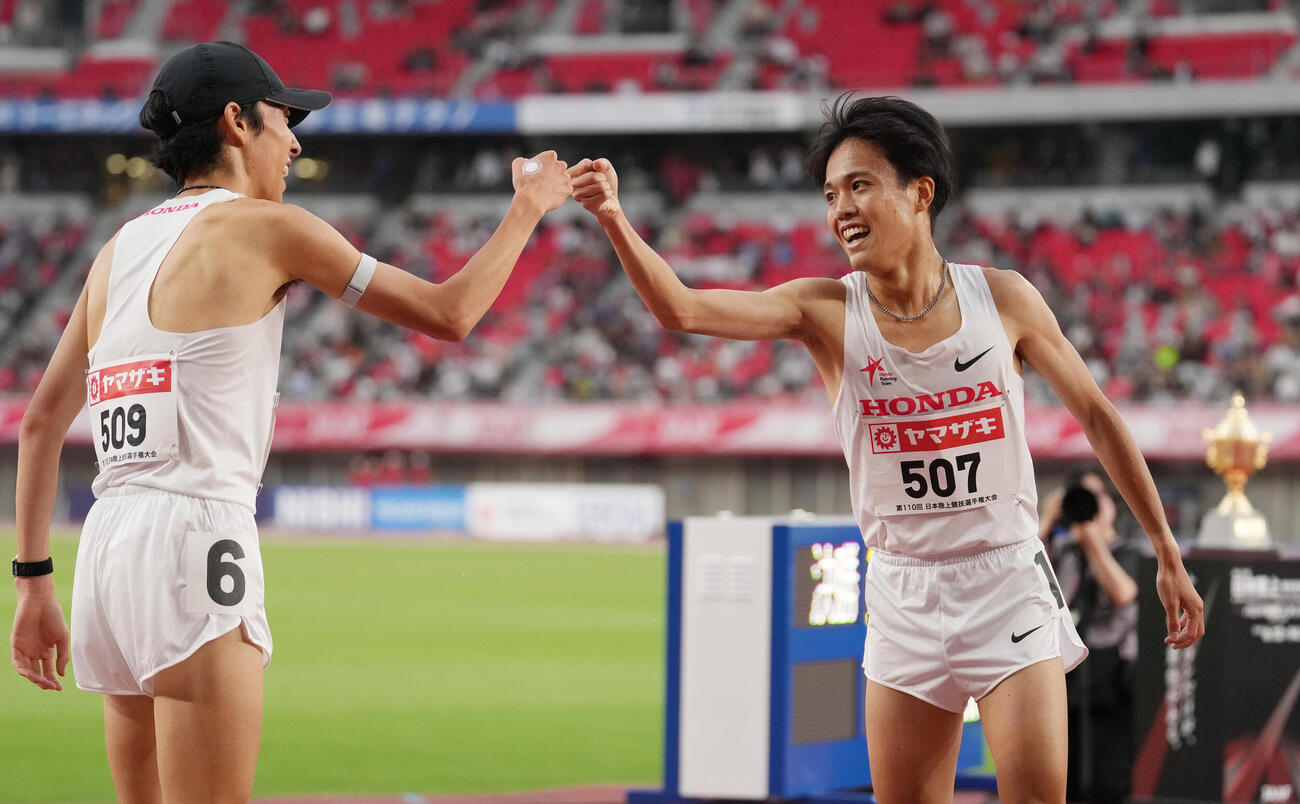 第110回日本陸上競技選手権大会　男子5000メートル決勝　1着でゴールした森凪也（右）は2着の中野翔太と喜ぶ（撮影・森本幸一）