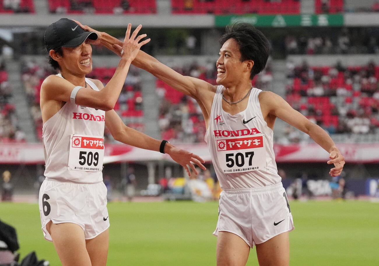第110回日本陸上競技選手権大会　男子5000メートル決勝　1着でゴールした森凪也（右）は2着の中野翔太と喜ぶ（撮影・森本幸一）