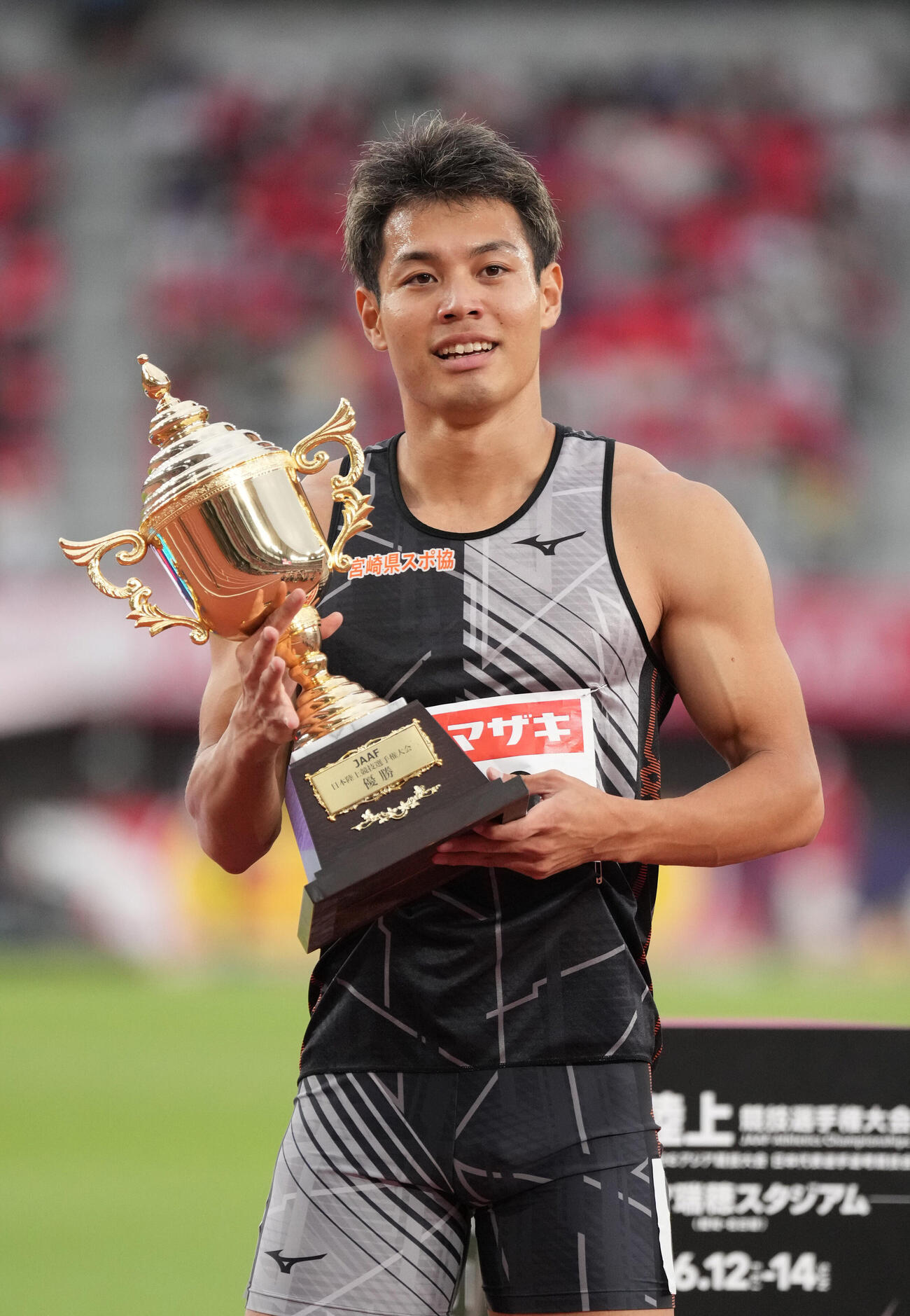 第110回日本陸上競技選手権大会　男子200メートル決勝優勝しトロフィーを手にする水久保漱至（撮影・森本幸一）