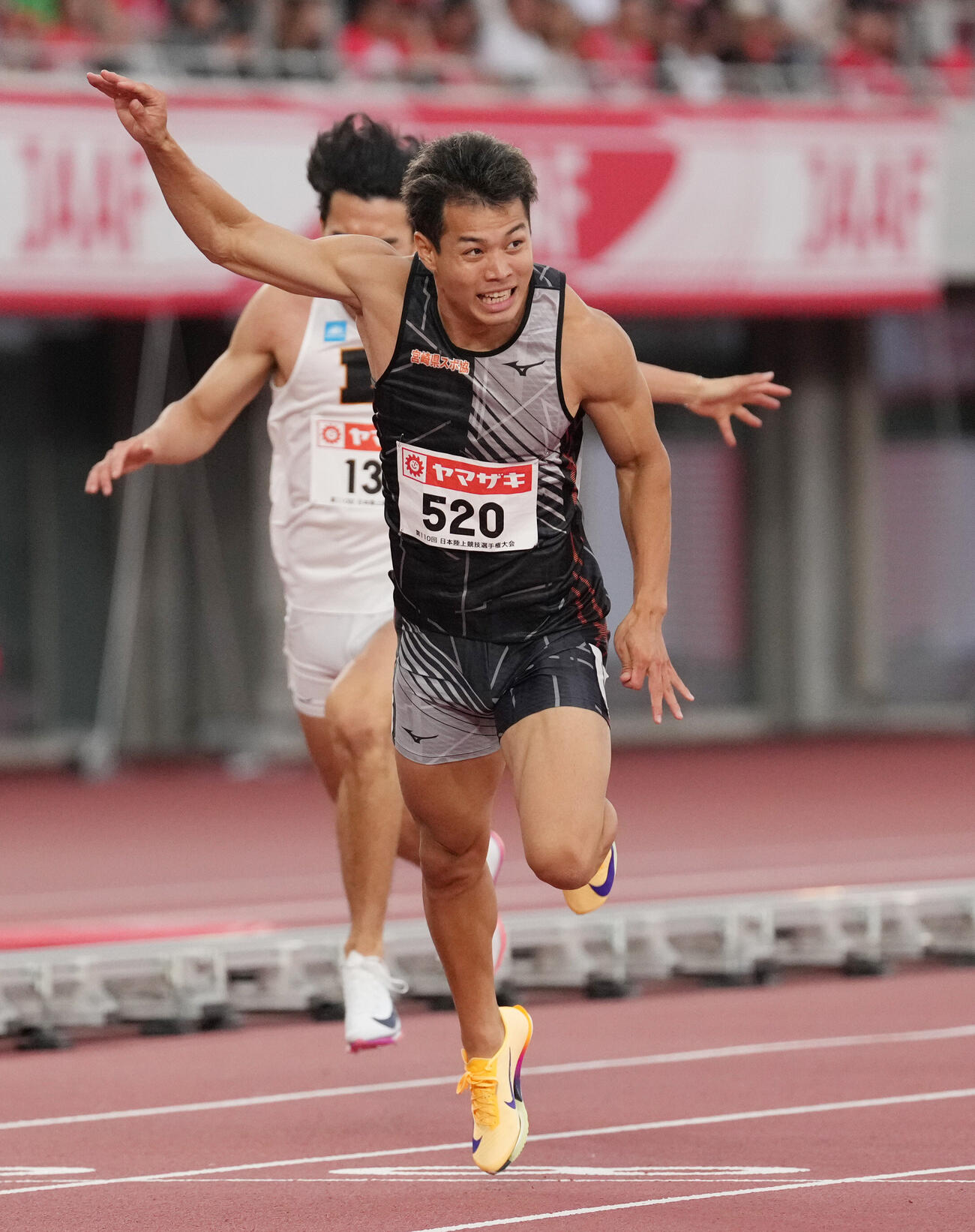 第110回日本陸上競技選手権大会　男子200メートル決勝で優勝した水久保漱至（右）（撮影・森本幸一）