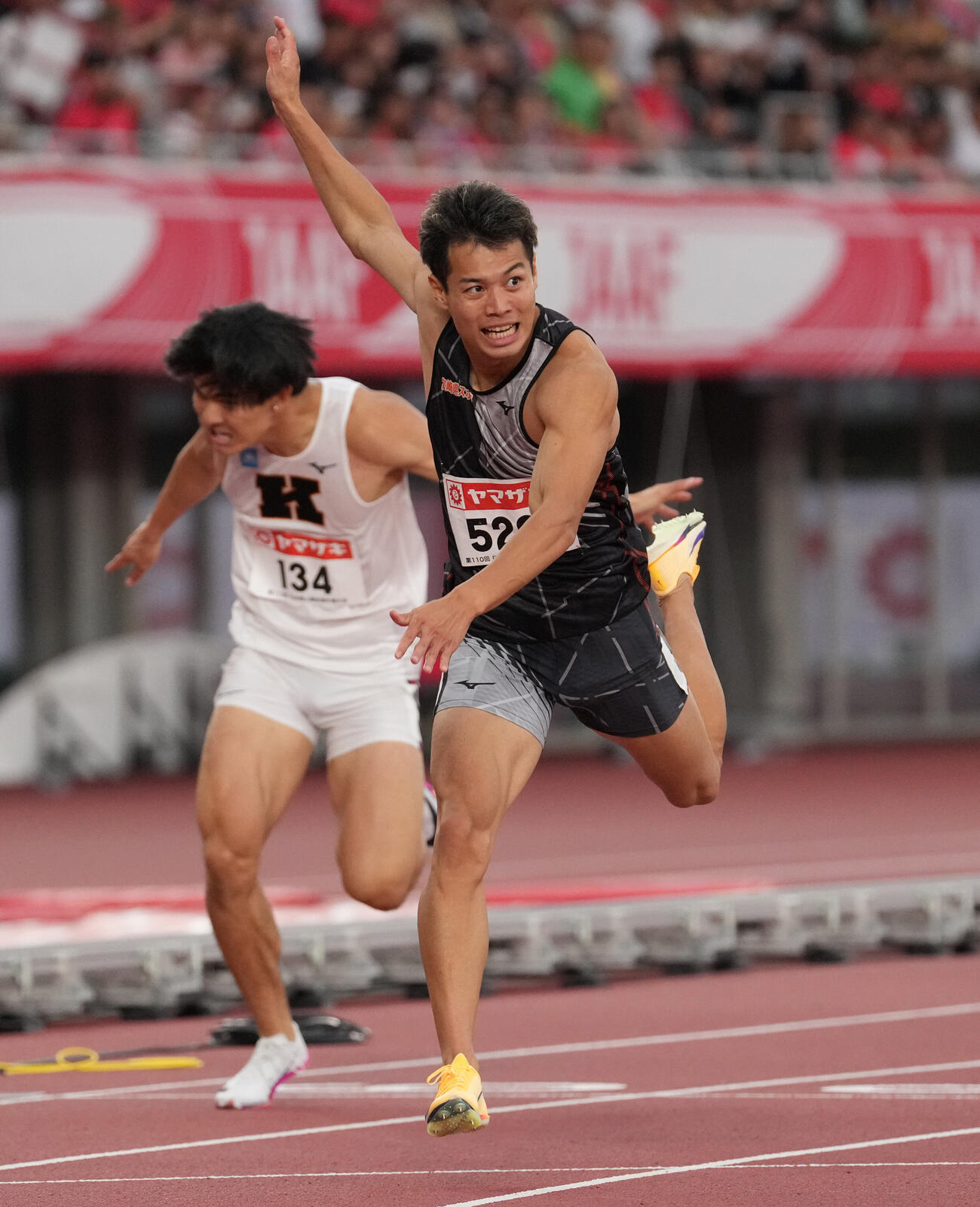 第110回日本陸上競技選手権大会　男子200メートル決勝優勝した水久保漱至（右）（撮影・森本幸一）＝2026年6月14日、愛知県名古屋市のパロマ瑞穂スタジアム