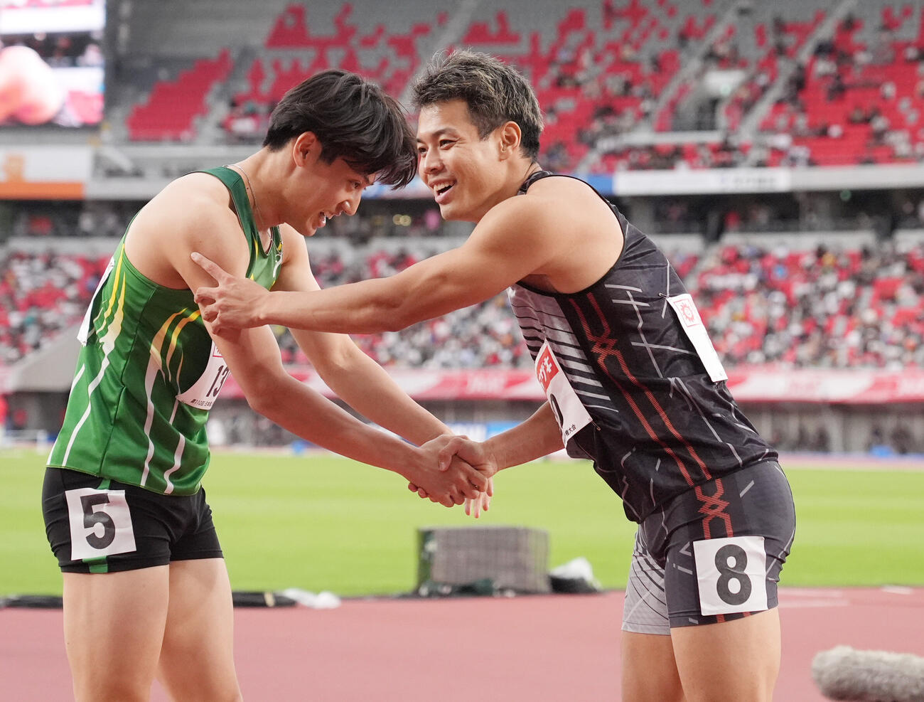 第110回日本陸上競技選手権大会　男子200メートル決勝優勝し握手を交わす水久保漱至（右）（撮影・森本幸一）＝2026年6月14日、愛知県名古屋市のパロマ瑞穂スタジアム