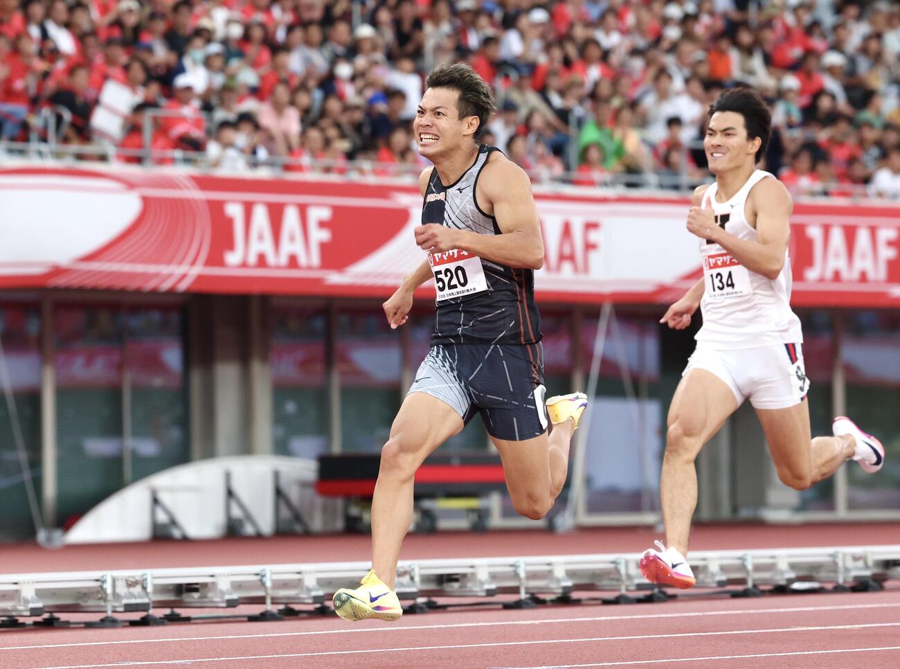 第110回日本陸上競技選手権大会　最終日　男子200メートル決勝　力走する水久保漱至（撮影・宮地輝）＝2026年6月14日