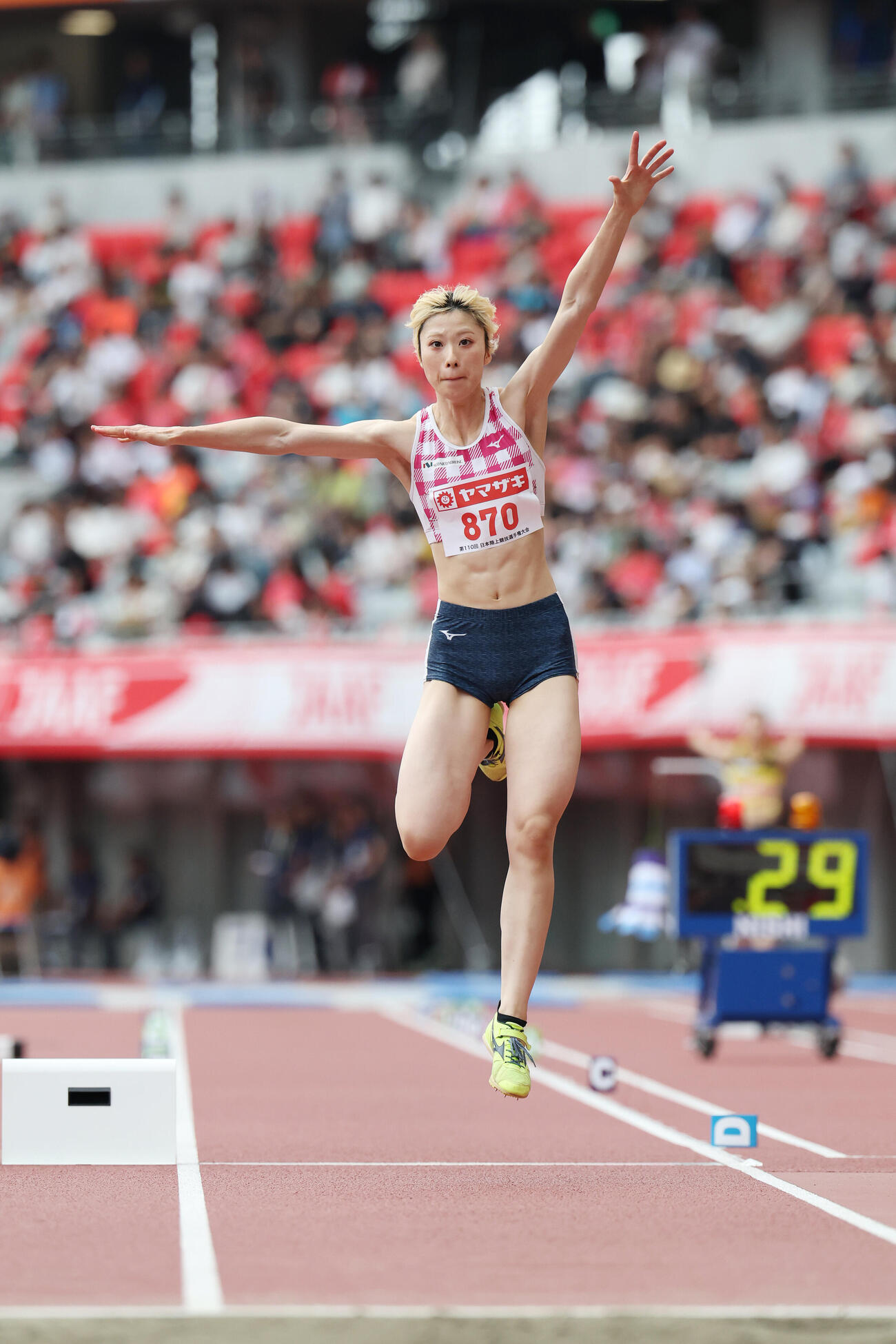 第110回日本陸上競技選手権大会　最終日　女子三段跳び決勝　跳躍する船田茜理（撮影・宮地輝）
