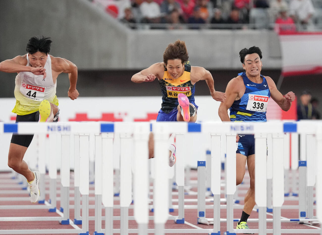 第110回日本陸上競技選手権大会　男子110メートル障害決勝　力走する泉谷駿介（中央）（撮影・森本幸一）