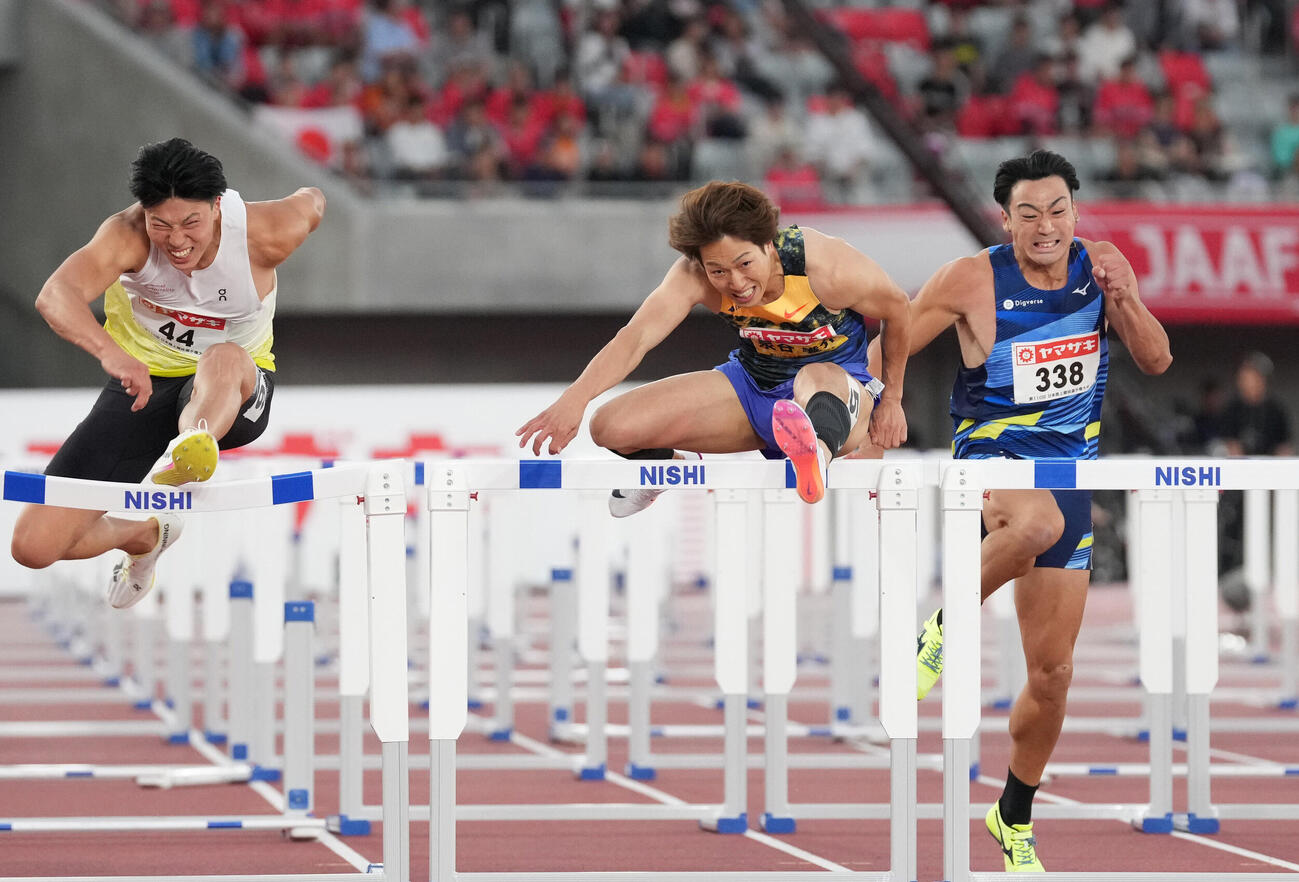第110回日本陸上競技選手権大会　男子110メートル障害決勝　力走する泉谷駿介（中央）（撮影・森本幸一）