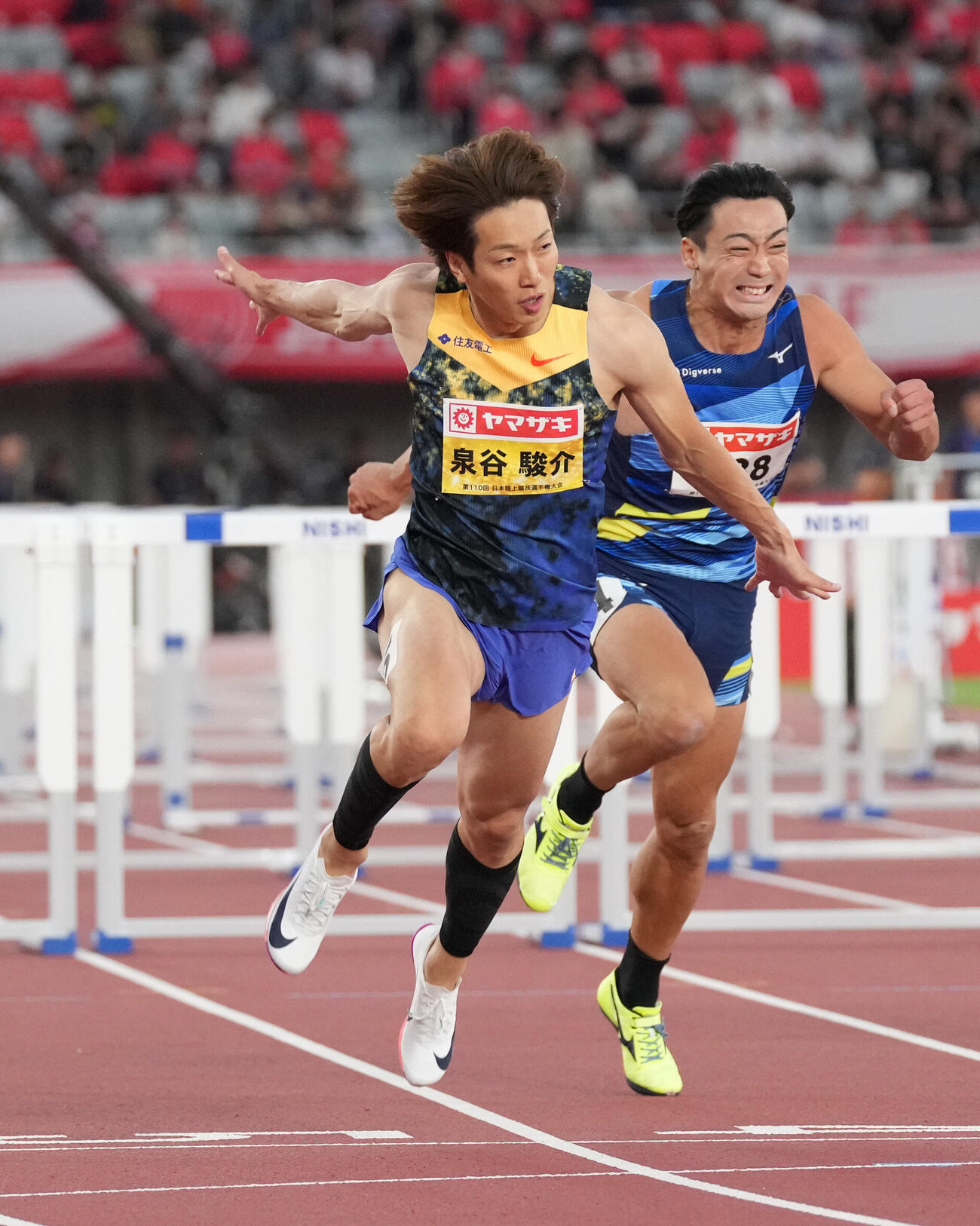 第110回日本陸上競技選手権大会　男子110メートル障害決勝　1着でゴールする泉谷駿介（左）（撮影・森本幸一）