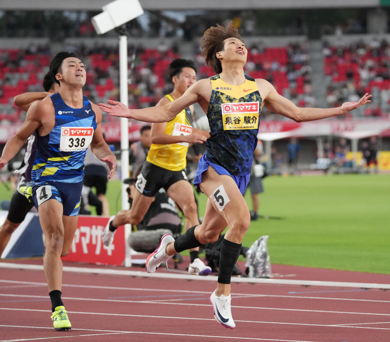 第110回日本陸上競技選手権大会　男子110メートル障害決勝　1着でゴールする泉谷駿介（右）（撮影・森本幸一）