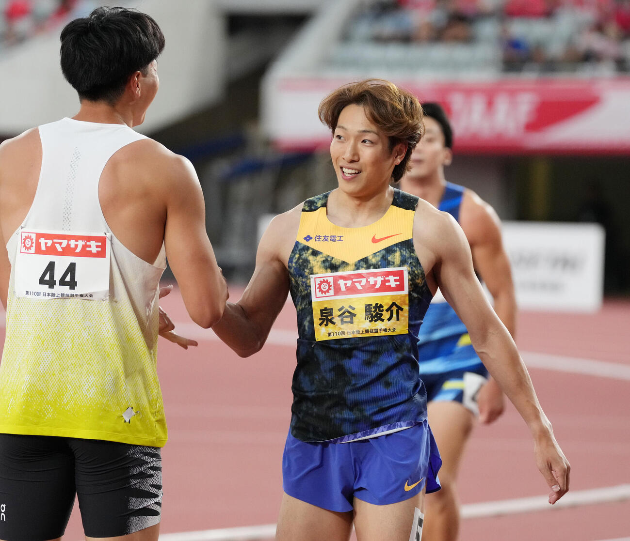 第110回日本陸上競技選手権大会　男子110メートル障害決勝1着でゴールし握手を交わす泉谷駿介（右）（撮影・森本幸一）