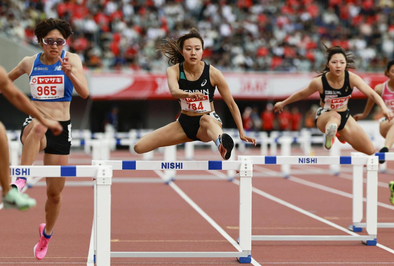 女子400メートル障害決勝　力走する青木穂花（中央）＝パロマ瑞穂スタジアム（共同）