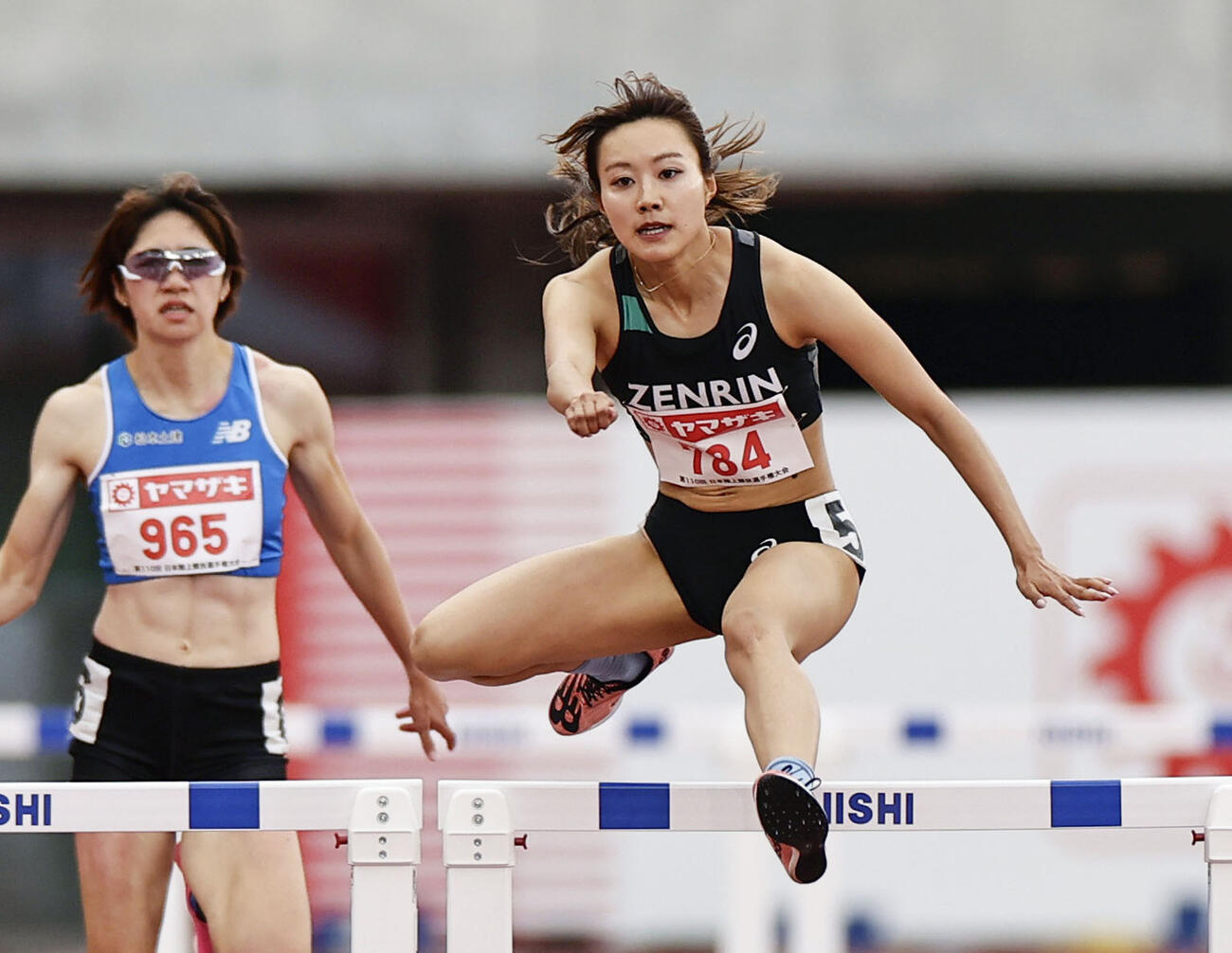 女子400メートル障害決勝　力走する青木穂花＝パロマ瑞穂スタジアム（共同）