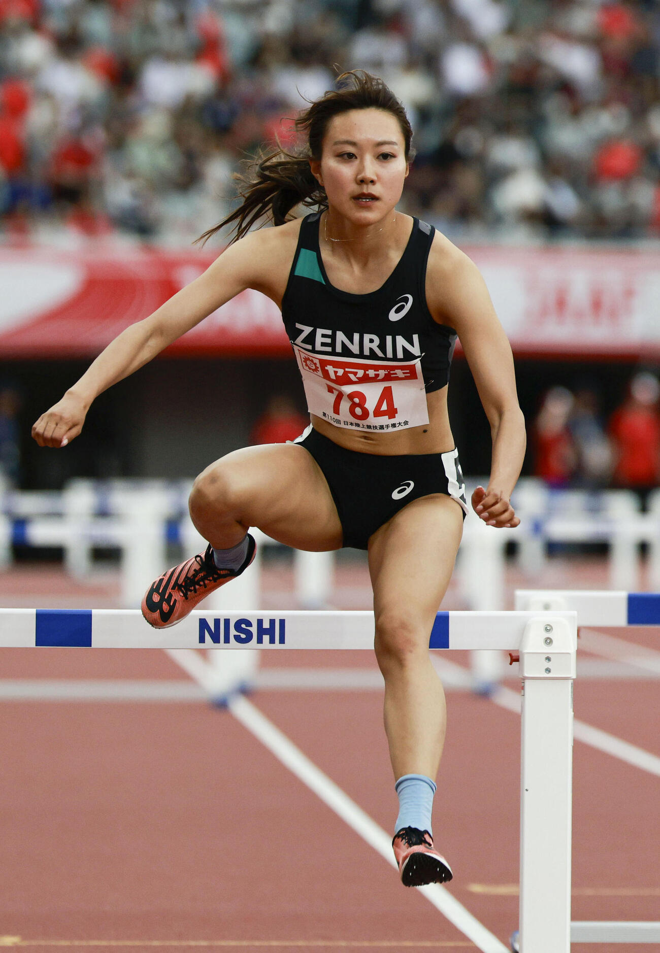 女子400メートル障害決勝　力走する青木穂花＝パロマ瑞穂スタジアム（共同）