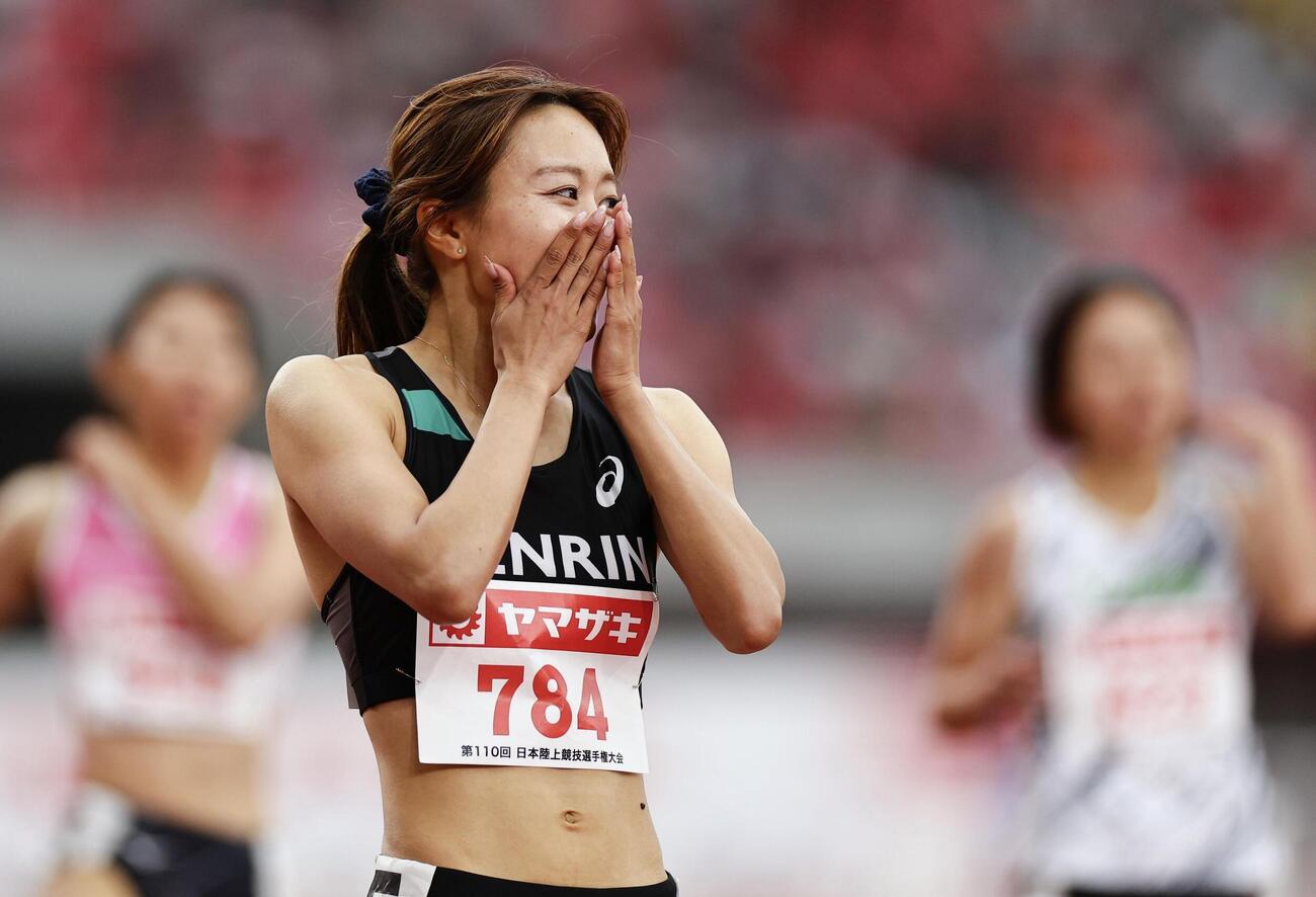 女子400メートル障害で優勝した青木穂花＝パロマ瑞穂スタジアム（共同）