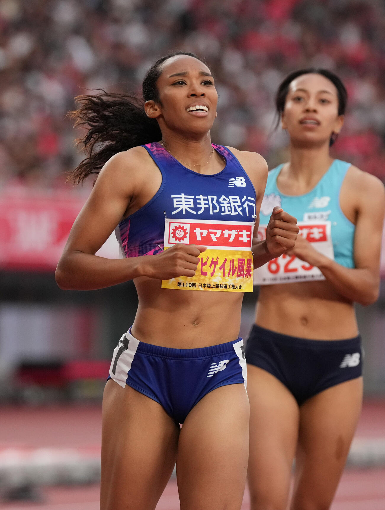 女子200メートル決勝1着でゴールした井戸アビゲイル風果（左）