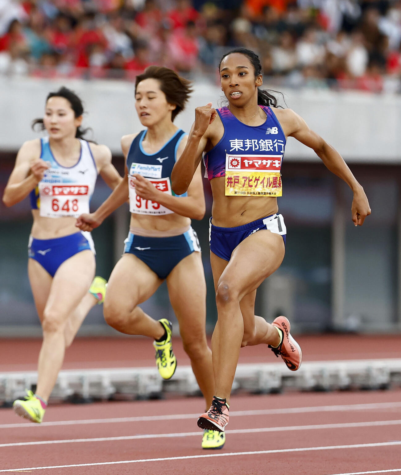 女子200メートル決勝　力走する井戸アビゲイル風果（右）（共同）