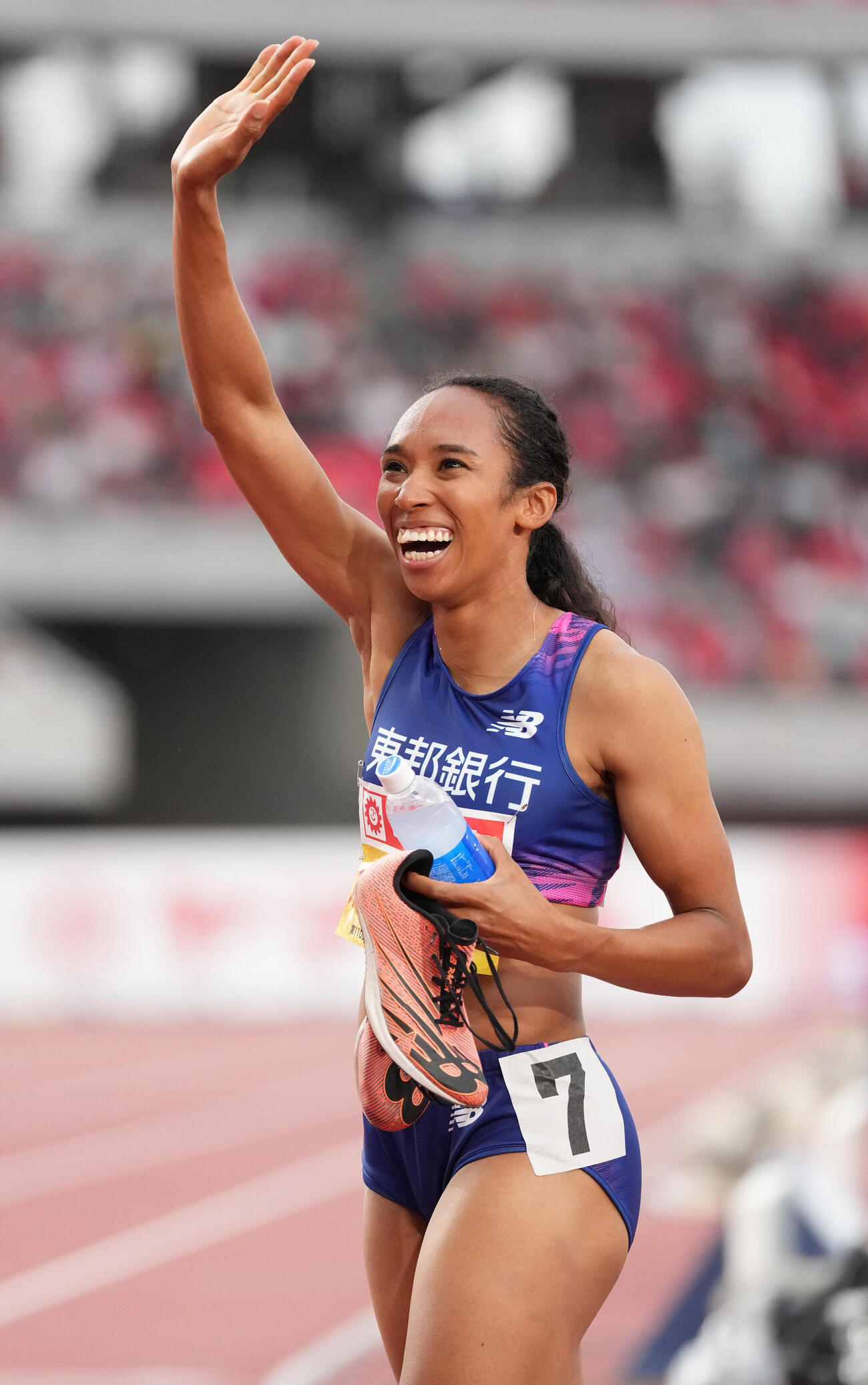 女子200メートル決勝　優勝ゴールした井戸アビゲイル風果