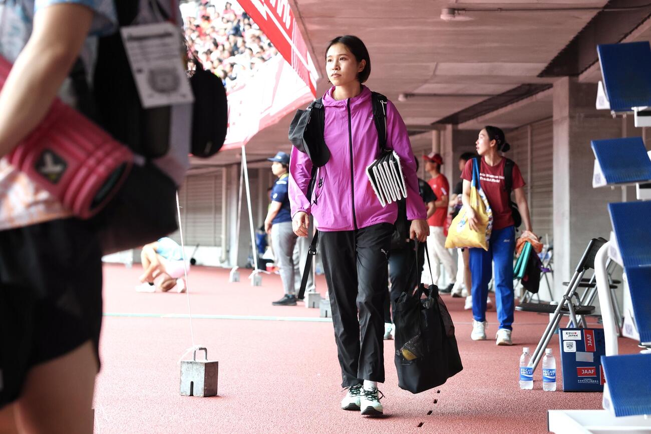 第110回日本陸上競技選手権大会　最終日　女子三段跳び決勝　引き揚げる剱持クリア（撮影・宮地輝）
