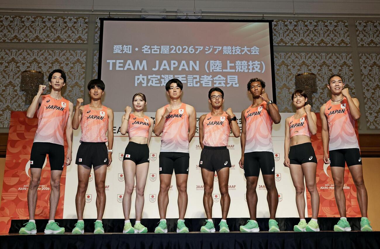 記者会見でポーズをとる（左から）赤松諒一、鈴木芽吹、中島ひとみ、多田修平、山西利和、村竹ラシッド、広中璃梨佳、後藤大樹＝15日、名古屋市（共同）