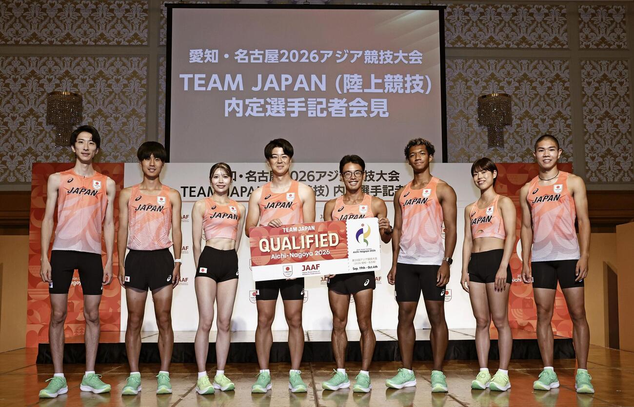 記者会見で写真に納まる（左から）赤松諒一、鈴木芽吹、中島ひとみ、多田修平、山西利和、村竹ラシッド、広中璃梨佳、後藤大樹＝15日、名古屋市（共同）