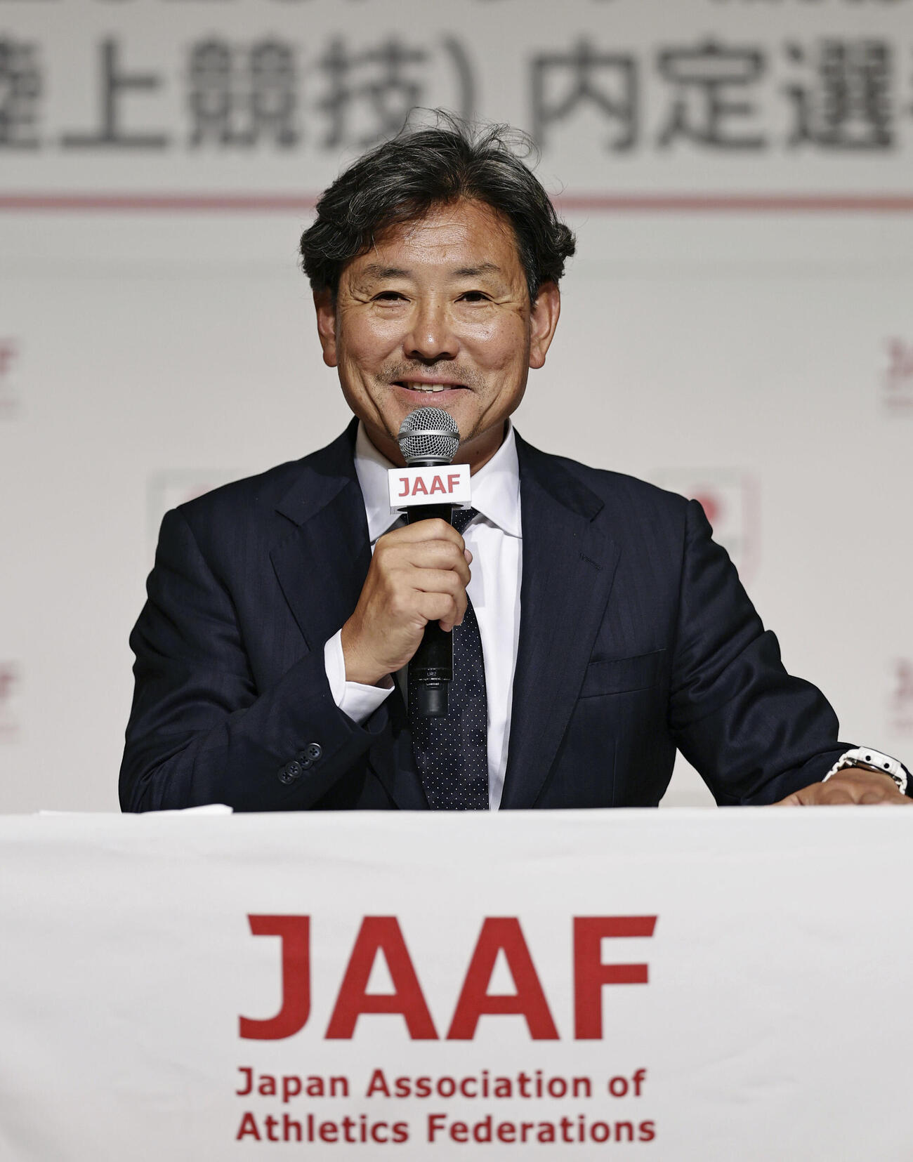 記者会見する日本陸連の山崎一彦強化委員長（代表撮影）