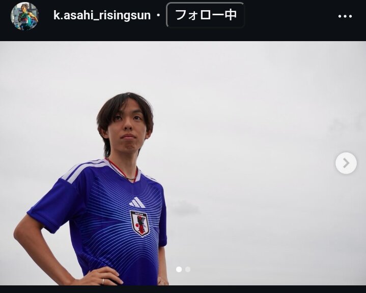 サッカー日本代表ユニホームの姿を披露した黒田朝日