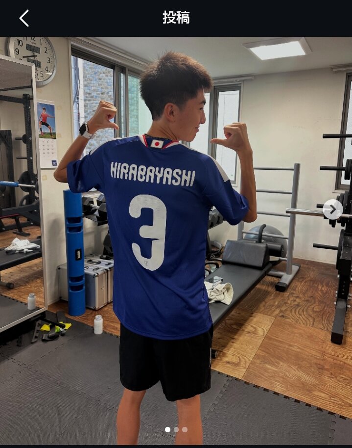 サッカー日本代表ユニホームの姿を披露した平林清澄