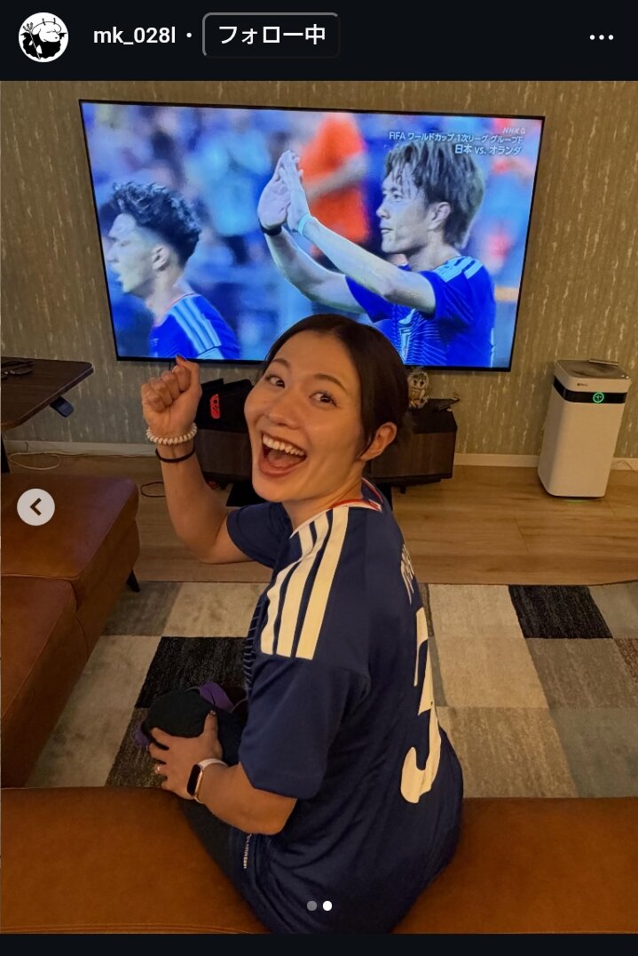 サッカー日本代表ユニホームの姿を披露した福部真子
