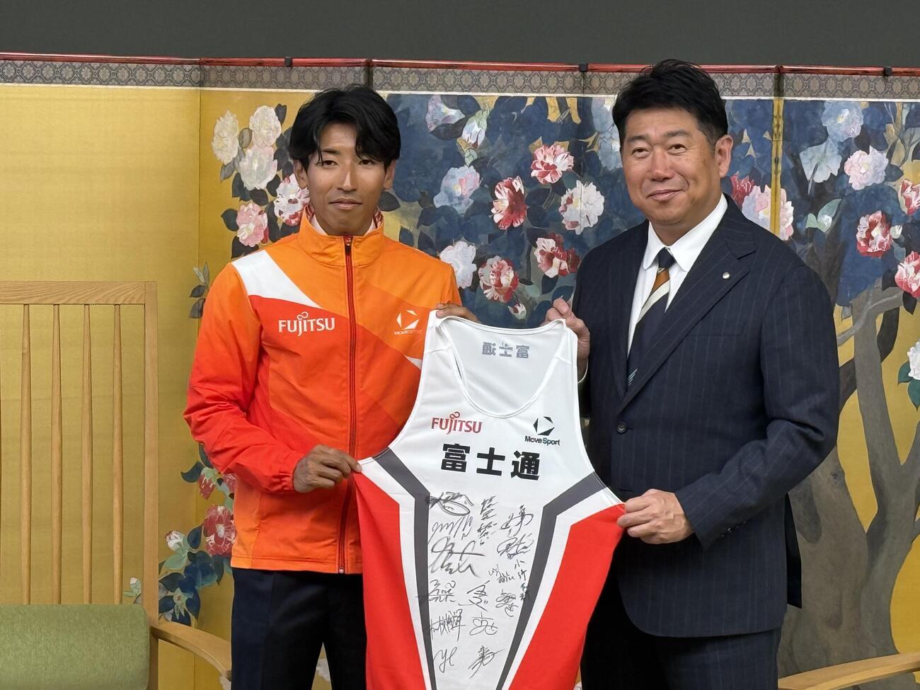 川崎市を表敬訪問した富士通陸上部の浦野雄平（左）と福田紀彦市長

