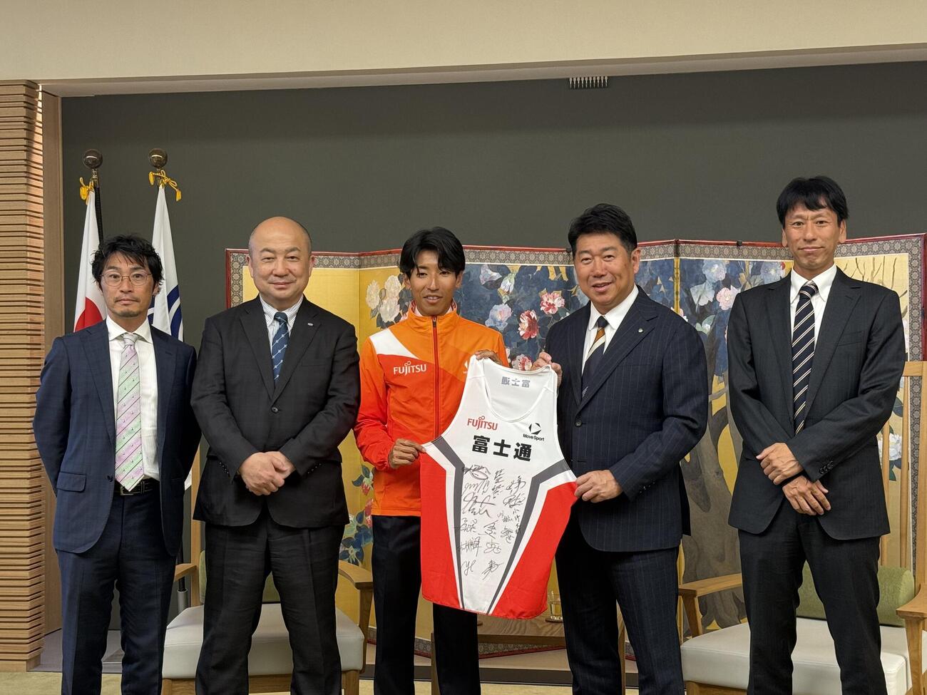 川崎市を表敬訪問した富士通陸上部

