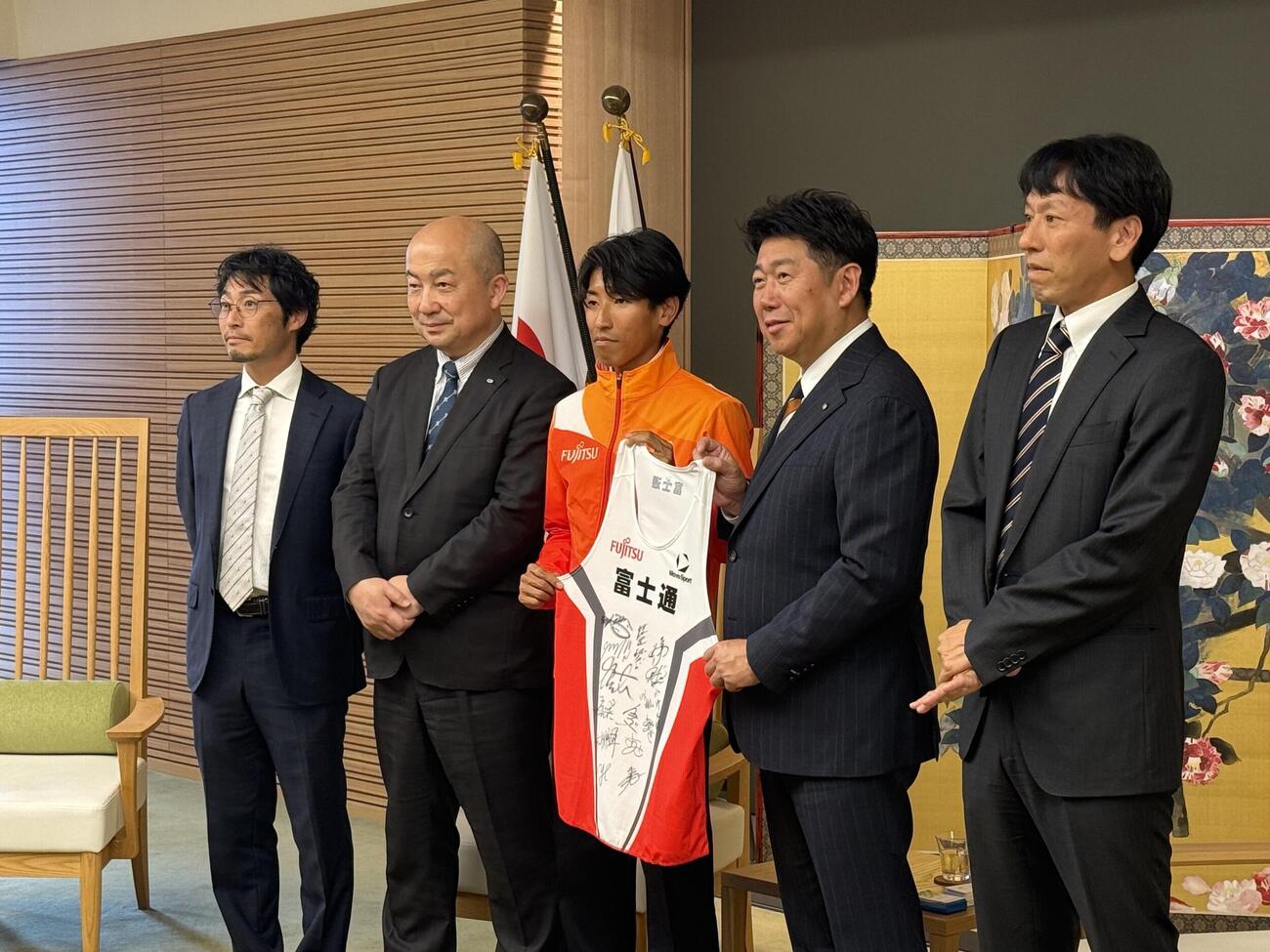 川崎市を表敬訪問した富士通陸上部
