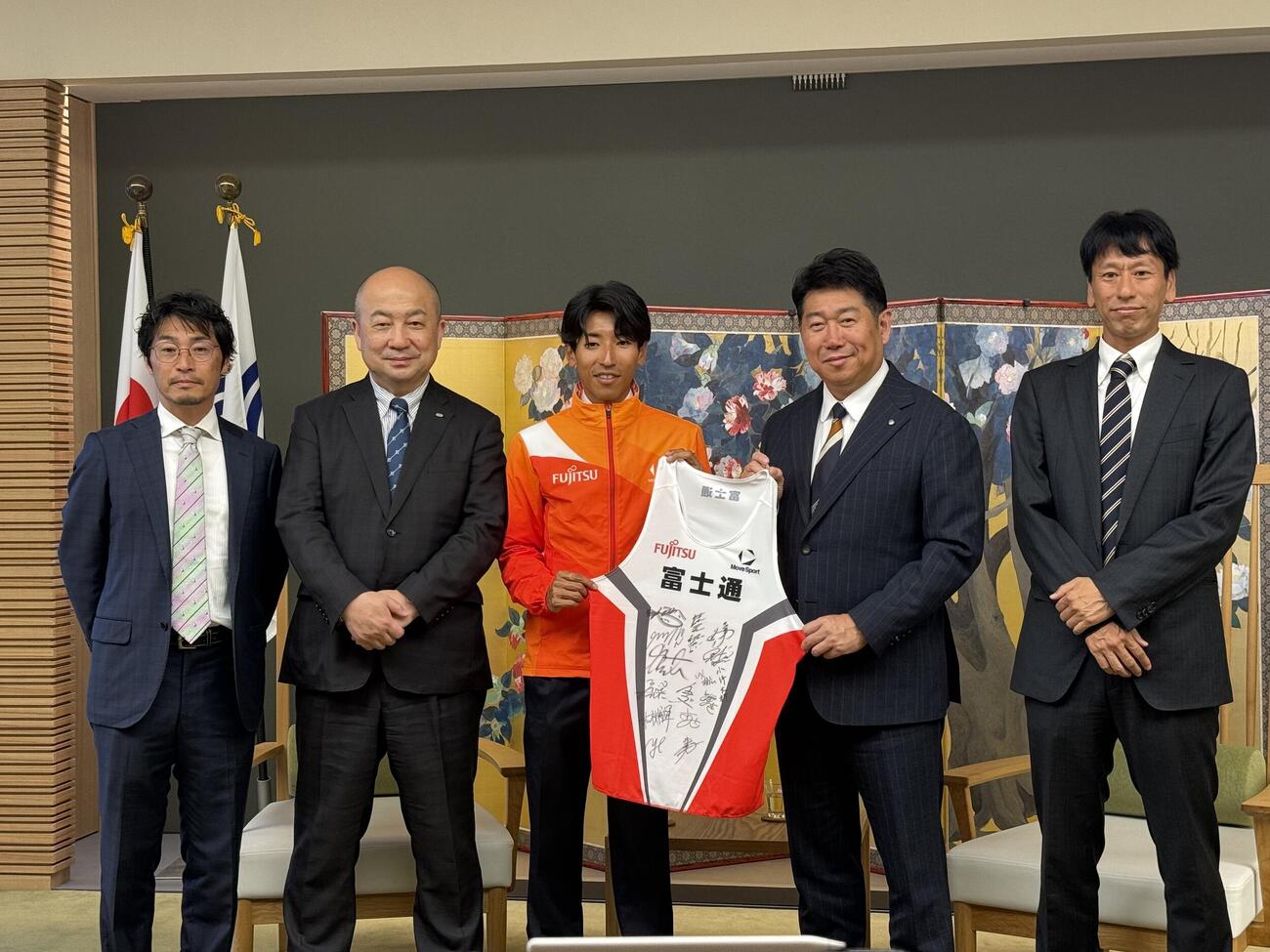 川崎市を表敬訪問した富士通陸上部
