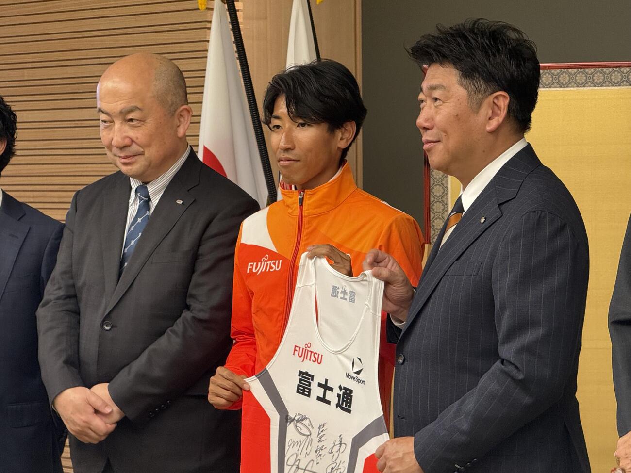 川崎市を表敬訪問した富士通陸上部の浦野雄平（中央）
