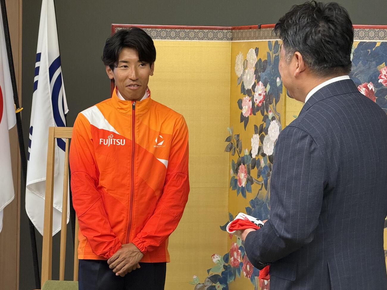 川崎市を表敬訪問した富士通陸上部の浦野雄平
