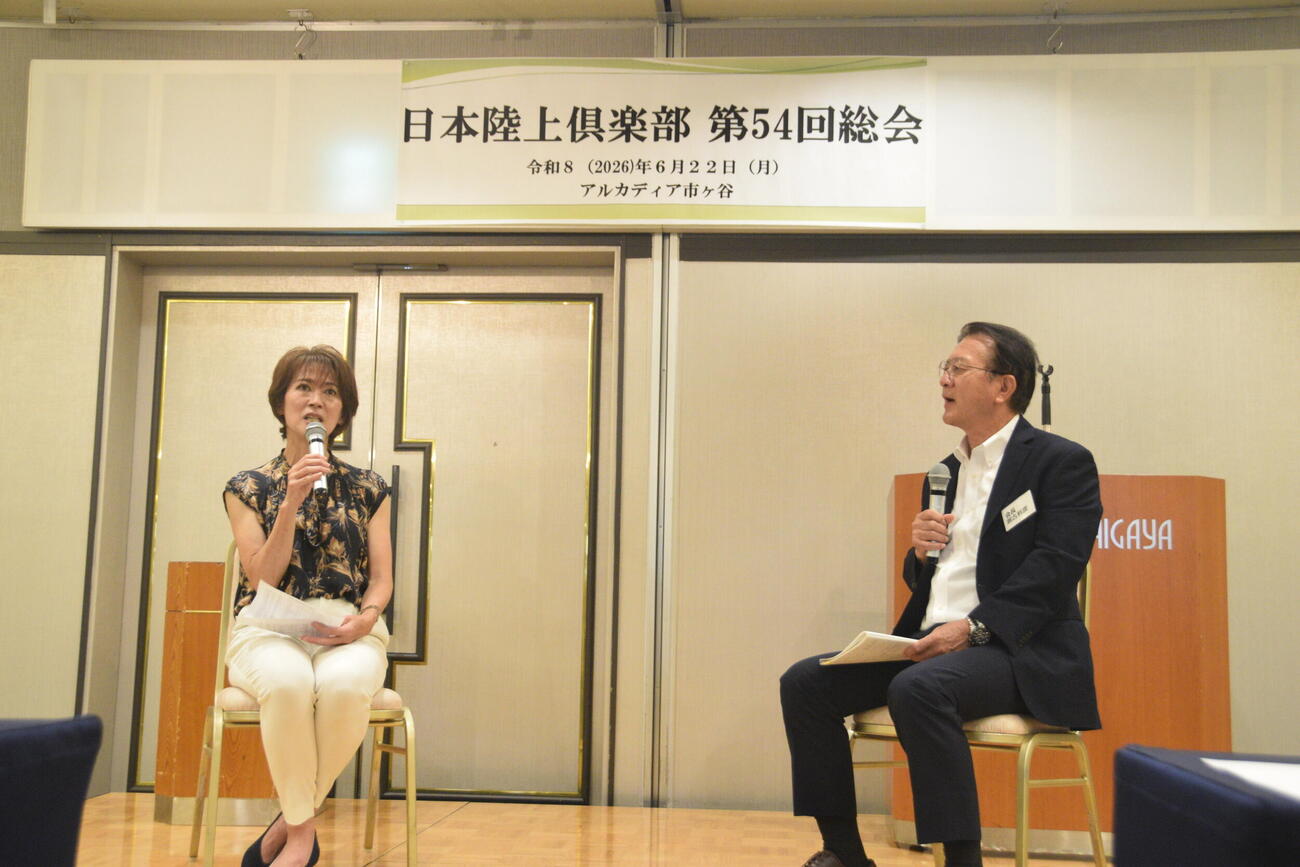 対談イベントに出席した瀬古利彦氏（右）と有森裕子氏