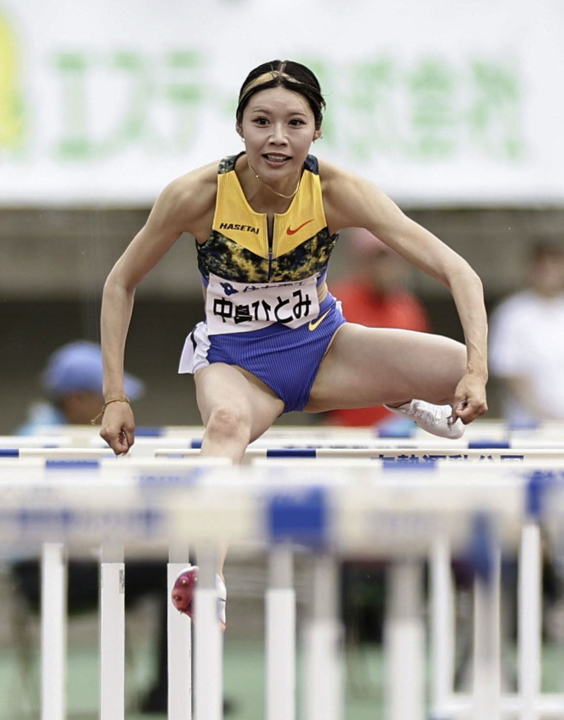 女子100メートル障害決勝　力走する中島ひとみ＝ヤマタスポーツパーク陸上競技場(共同)