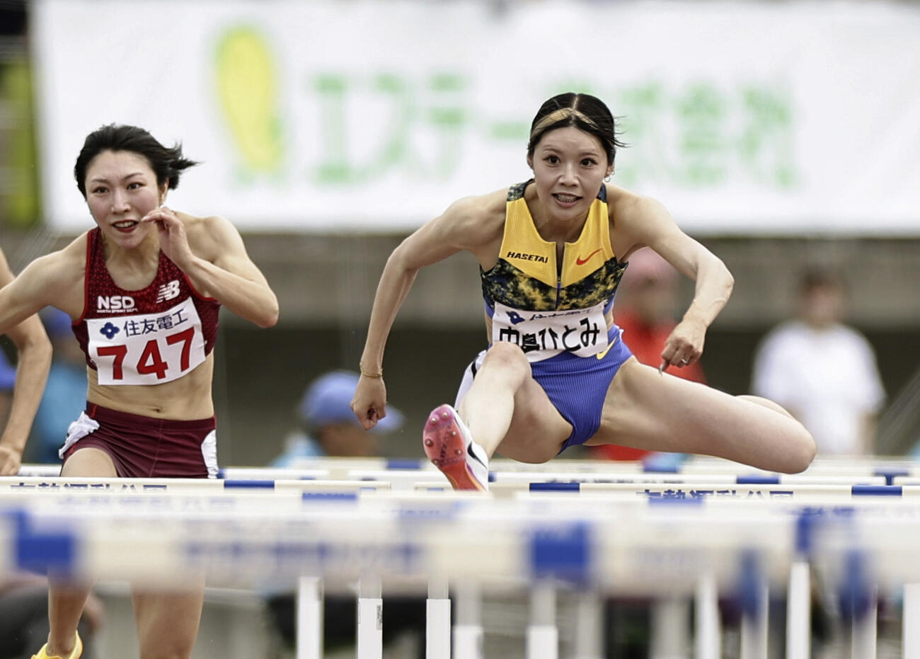 女子100メートル障害決勝　力走する中島ひとみ（右）＝ヤマタスポーツパーク陸上競技場(共同)