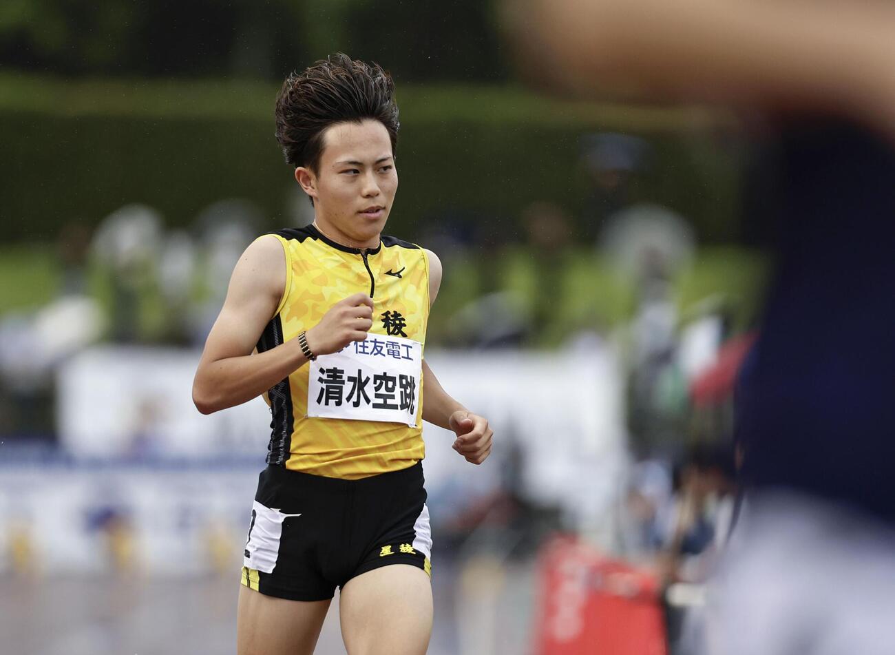 男子100メートル決勝でゴールした清水空跳