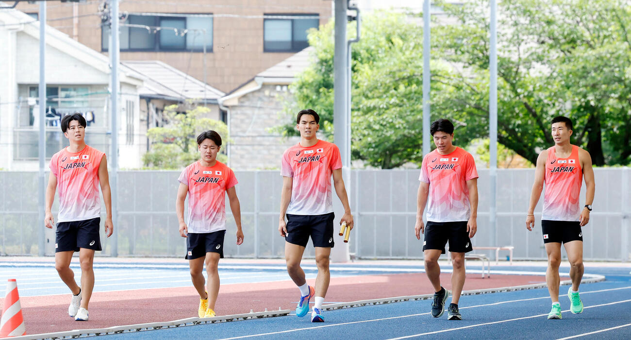 練習を公開し、話し合う選手たち、左から多田修平、小室歩久斗、林明良、小池祐貴、桐生祥秀（撮影・山本朝陽）