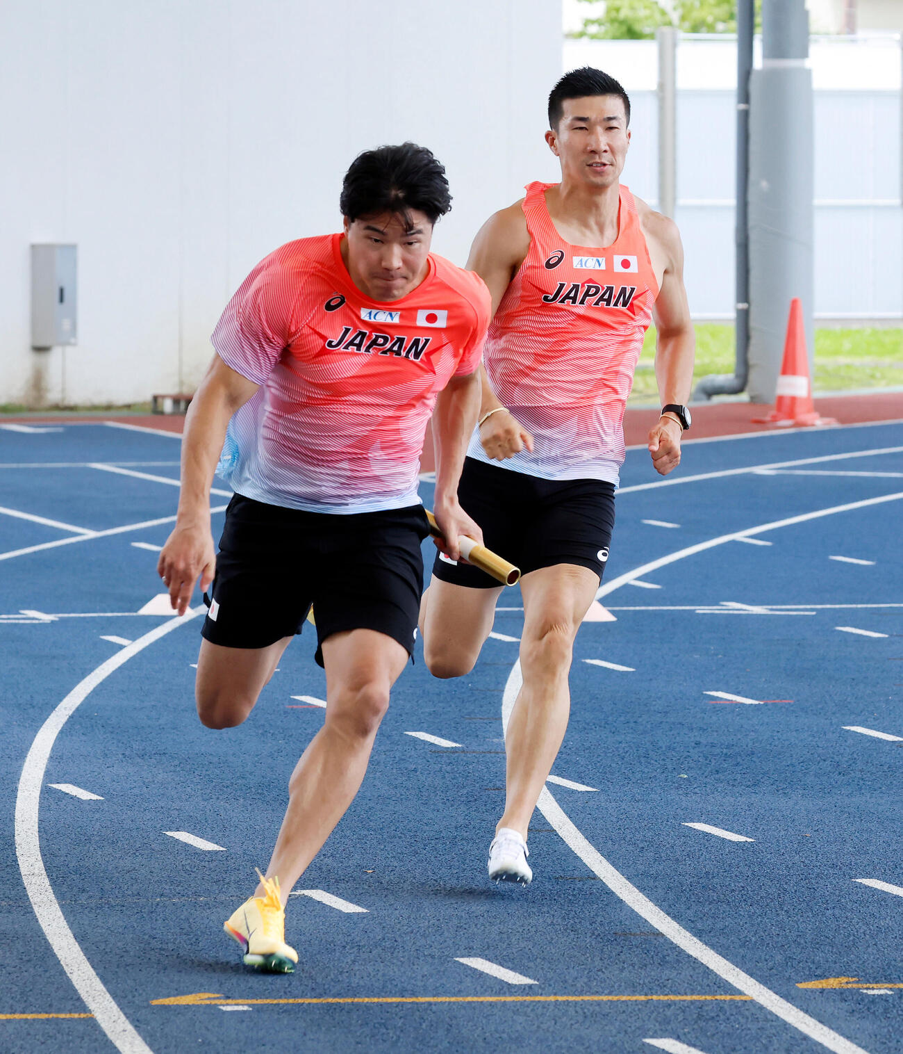 バトンパスを練習する小池祐貴（左）と桐生祥秀（撮影・山本朝陽）
