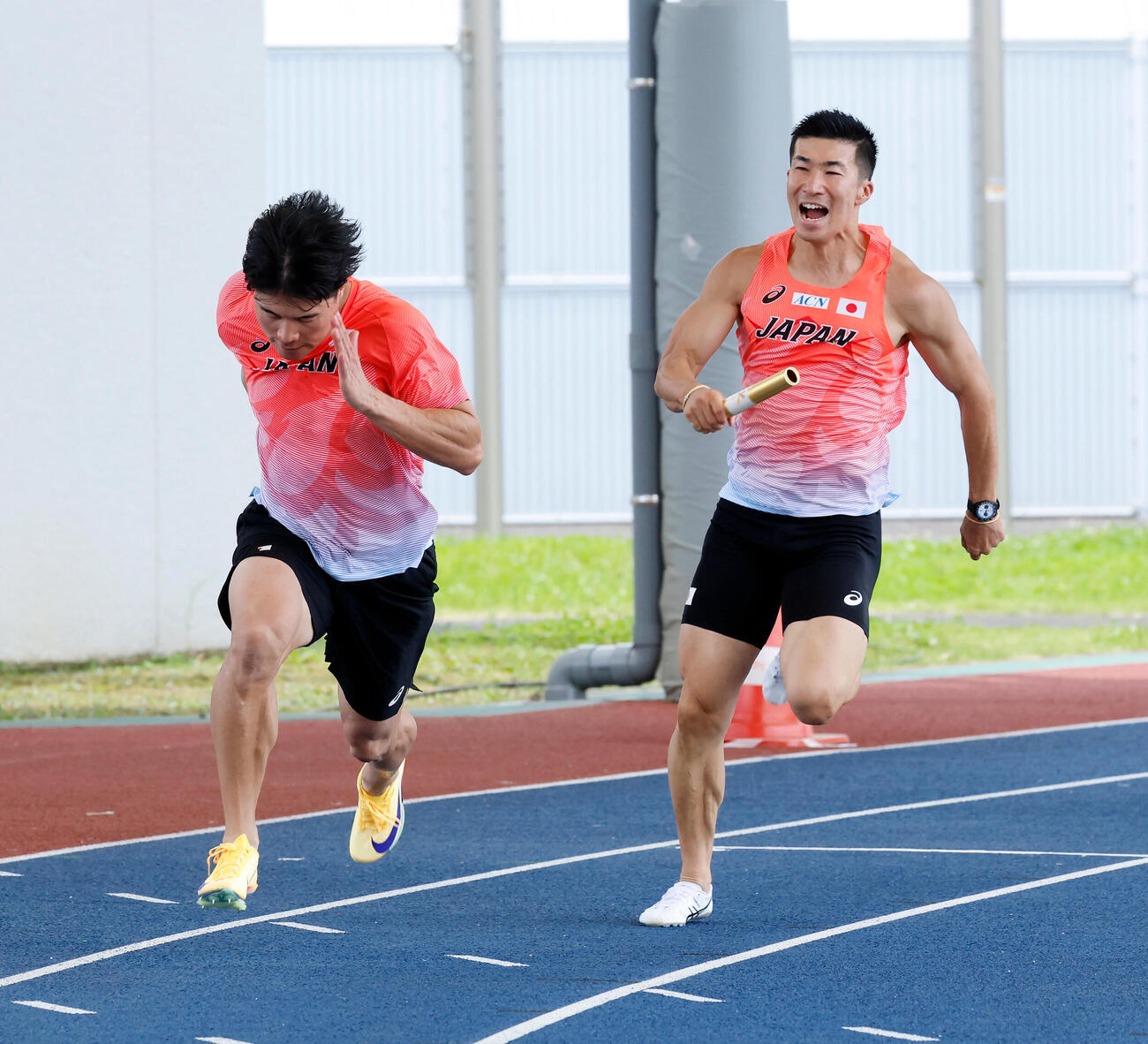 バトンパスを練習する小池祐貴（左）と桐生祥秀（撮影・山本朝陽）