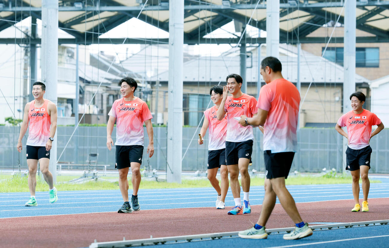 練習を公開し、話し合う選手たち、左から桐生祥秀、小池祐貴、多田修平、林明良、小室歩久斗（撮影・山本朝陽）