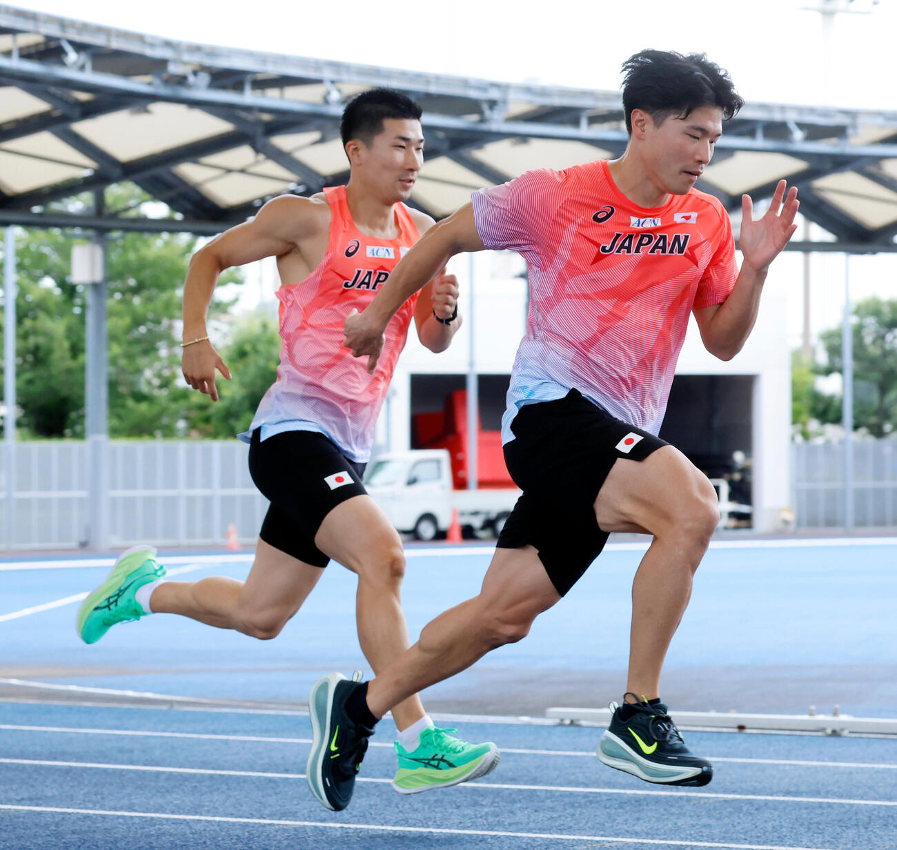 バトンパスの練習をする桐生祥秀（左）と小池祐貴（撮影・山本朝陽）