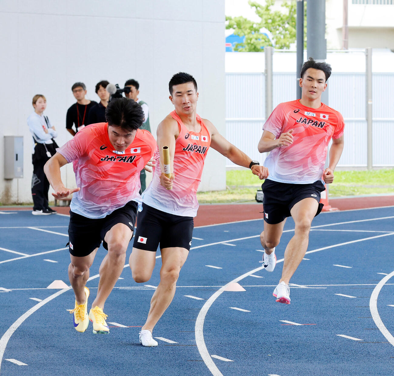 バトンパスの練習をする小池祐貴（左）と桐生祥秀、右は並走する林明良（撮影・山本朝陽）