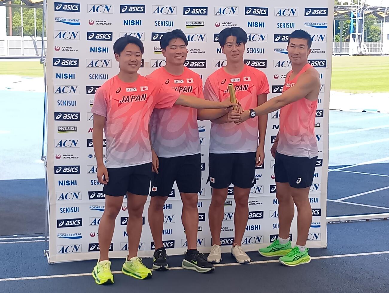 男子400メートルリレー日本代表の左から小室、小池、多田、桐生