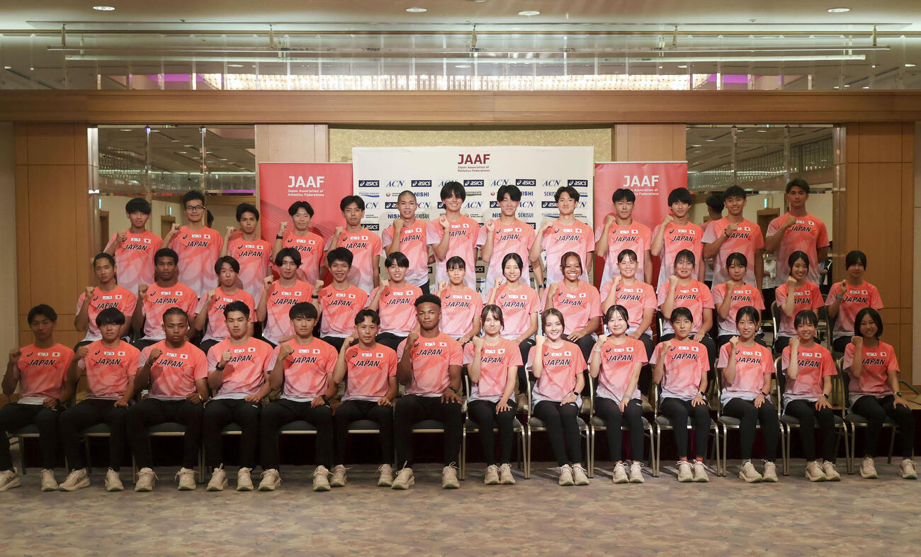陸上のU20世界選手権日本代表の結団式でポーズをとる選手たち＝31日、千葉県成田市（共同）