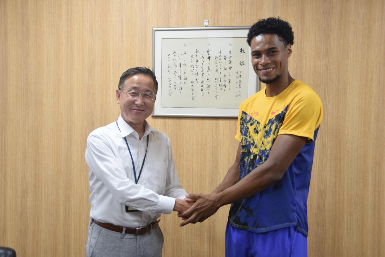 母校を訪問した中島佑気ジョセフ（右）と神杉旨宣校長