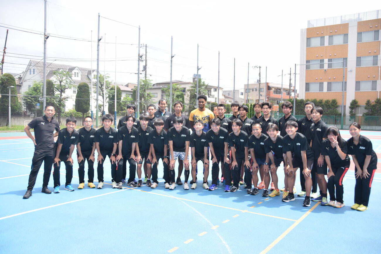 中島佑気ジョセフと集合写真に納まる城西大城西高陸上部