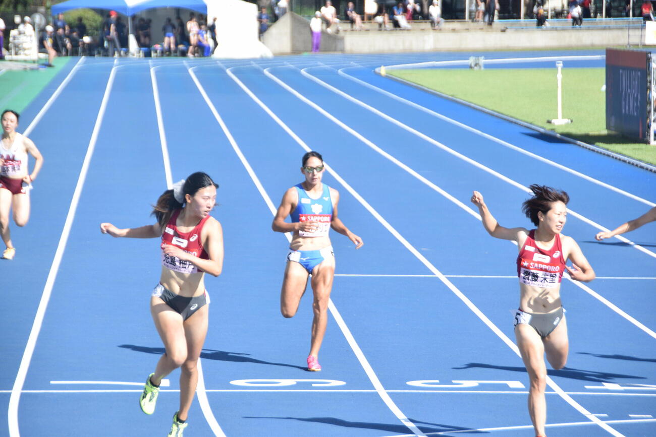 女子400メートル5位だった日体大・青木アリエ（中央）